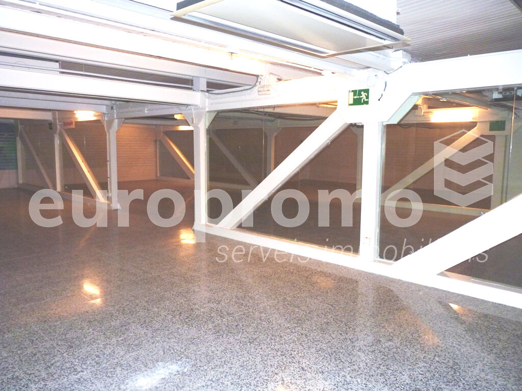 Local comercial de 650 m² con 10 m de fachada situado en el Eixample de Girona.